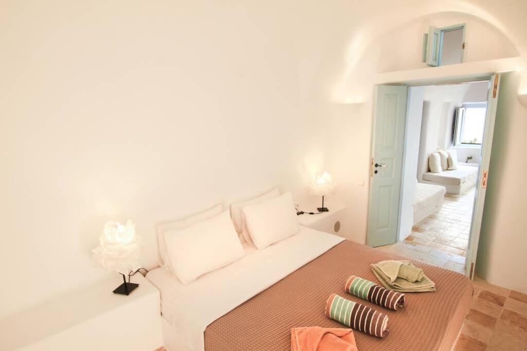 Villa Dionyssos Cave House à Oia  Extérieur photo